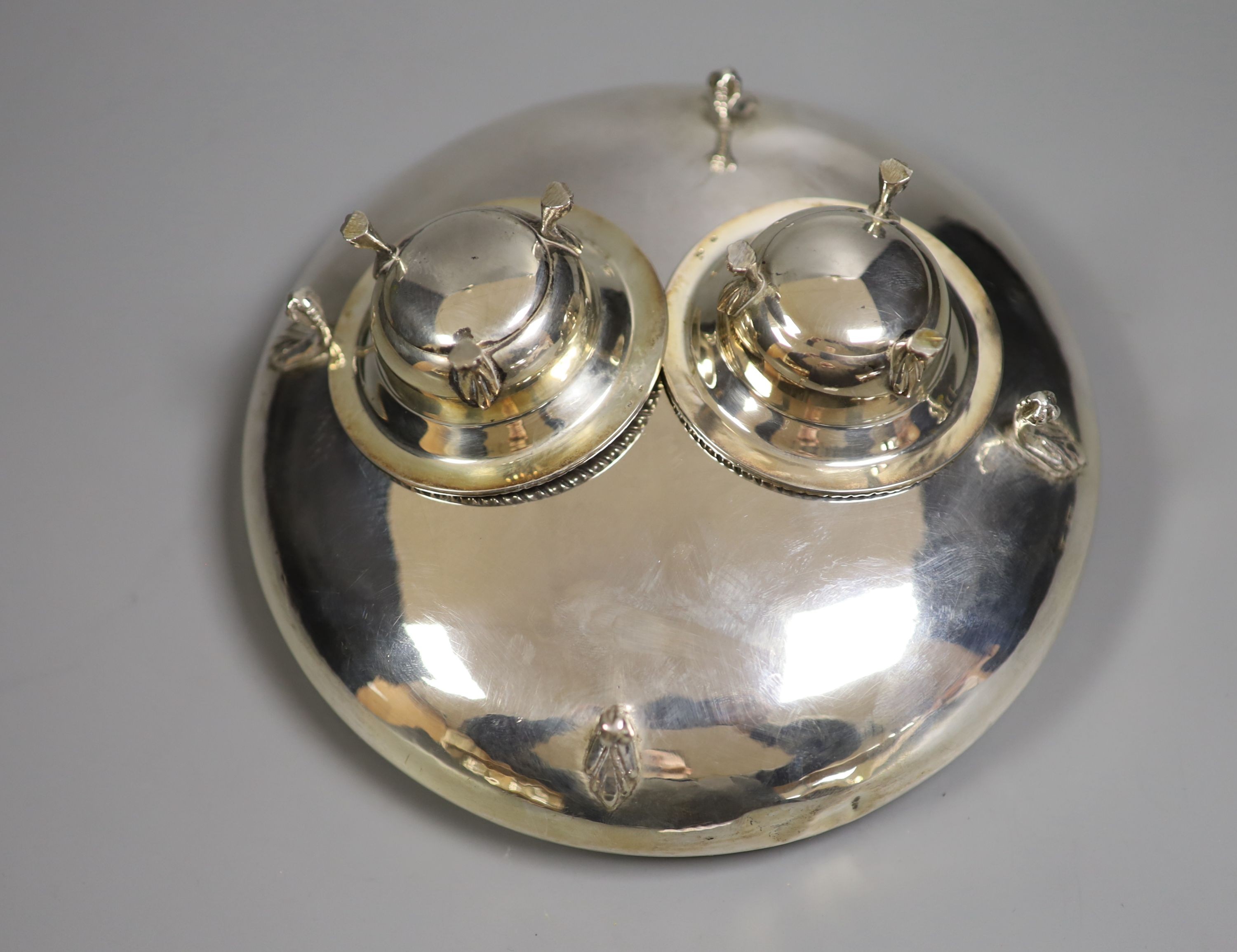 A Continental 800 standard silver bowl and a pair of salts, 9oz.